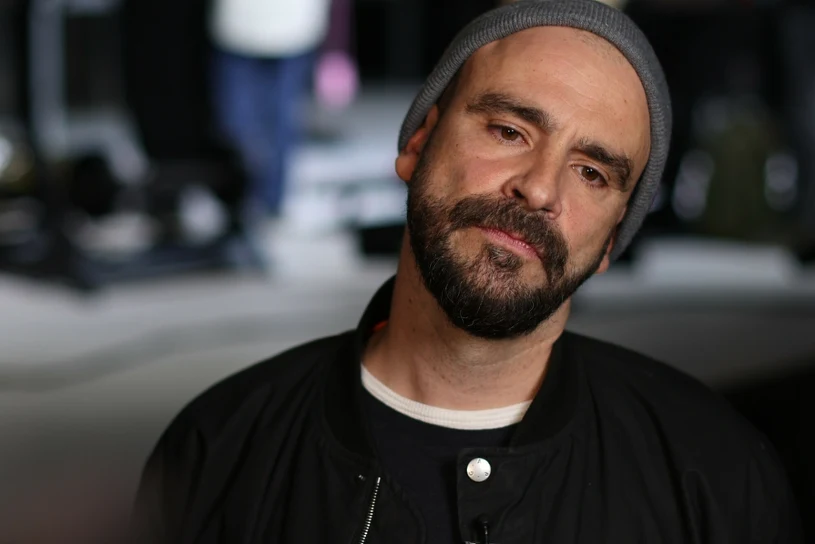 "Co pozostaje w nas po stracie bliskich". Poruszający utwór o zmarłej mamie