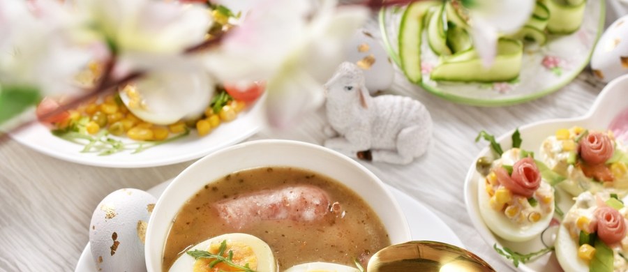 Jajka od lat są jednym z dietetycznych grzechów głównych na wielkanocnym stole, ale zdaniem dietetyków problemem nie jest sam produkt, tylko sposób, w jaki go podajemy. To nie jajko najbardziej obciąża organizm, lecz połączenie tłustych dodatków, dokładek i wielogodzinnego biesiadowania. Jajka same w sobie są cennym produktem, źródłem pełnowartościowego białka, witamin i składników mineralnych. Dietetyczka wyjaśnia, jak jeść świąteczne potrawy z głową, bez wyrzeczeń, ale też bez przeciążania organizmu.