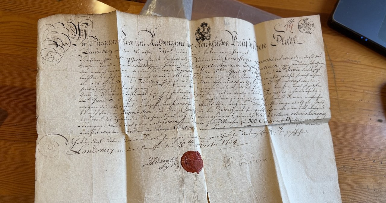 Policjanci odzyskali cenny dokument z XVIII wieku. Unikat wraca do archiwum