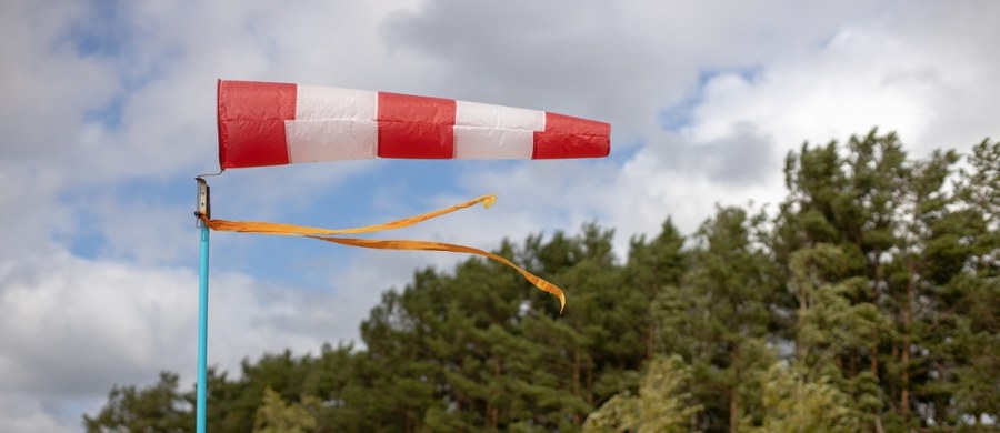 Instytut Meteorologii i Gospodarki Wodnej wydał ostrzeżenia pierwszego stopnia dla aż 10 województw. Synoptycy ostrzegają przed silnym wiatrem, przymrozkami oraz roztopami, które mogą wystąpić w różnych częściach kraju w najbliższych dniach. Alerty będą obowiązywać do poniedziałkowego wieczoru.