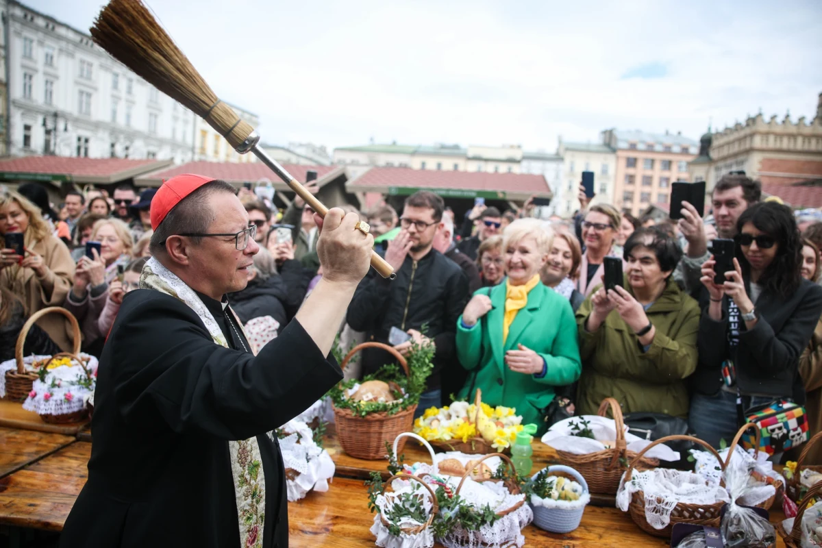 Wielka Sobota na krakowskim Rynku Głównym upłynęła pod znakiem tradycji, wspólnoty i świątecznych życzeń. Mieszkańcy oraz turyści licznie zgromadzili się, by poświęcić wielkanocne pokarmy i wysłuchać poruszających słów kardynała Grzegorza Rysia oraz prezydenta Krakowa Aleksandra Miszalskiego.