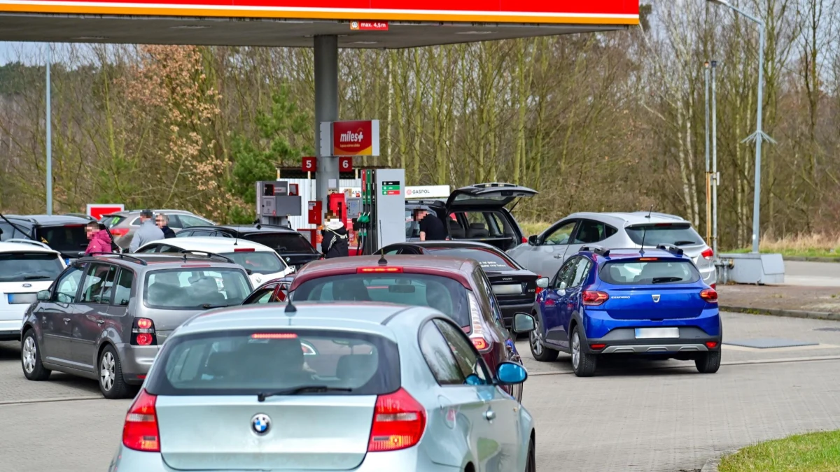 ​Na stacjach paliw w Lubieszynie - zachodniopomorskiej miejscowości przygranicznej w powiecie polickim - w Wielką Sobotę nadal ustawiają się kolejki pojazdów z niemieckimi tablicami rejestracyjnymi. Benzyna i olej napędowy w porównaniu z niemieckimi cenami są w Polsce tańsze, w przeliczeniu, nawet o 50 eurocentów za litr.