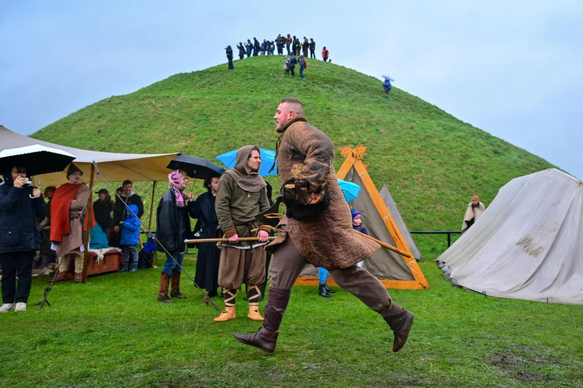 Już we wtorek, 7 kwietnia, u stóp Kopca Krakusa w Krakowie odbędzie się jedno z najstarszych i najbardziej rozpoznawalnych wydarzeń plenerowych w Krakowie – Tradycyjne Święto Rękawki. Tegoroczna edycja z pewnością przyciągnie rekonstruktorów, miłośników historii i kultury dawnych Słowian, a także rodziny z dziećmi i turystów.