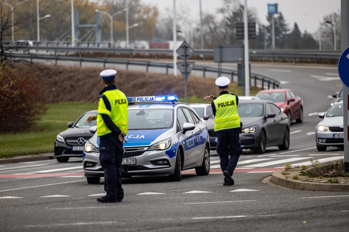 W ciągu ostatnich dni na polskich drogach doszło do serii tragicznych wypadków. Od piątku zginęło 12 osób, a aż 140 zostało rannych. Najnowsze dane Komendy Głównej Policji pokazują, że świąteczne wyjazdy wiązały się z wyjątkowo dużym niebezpieczeństwem na drogach. 