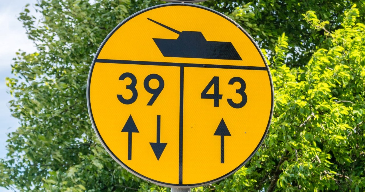 Zaskoczył mnie żółty znak drogowy z czołgiem. Nie wiedziałem, co oznacza