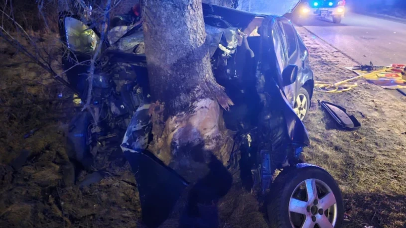 Tragedia na Pomorzu, samochód uderzył w drzewo. Za kierownicą 17-latek