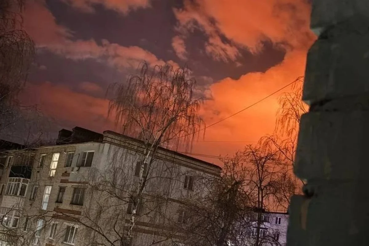 Ukraińskie drony zaatakowały terminal naftowy w Primorsku oraz rafinerię ropy w mieście Kstowo w obwodzie niżnonowogrodzkim Rosji, wywołując duży pożar. Powiadomił o tym w niedzielę major Robert "Madiar" Browdi, dowódca ukraińskich Sił Systemów Bezzałogowych.