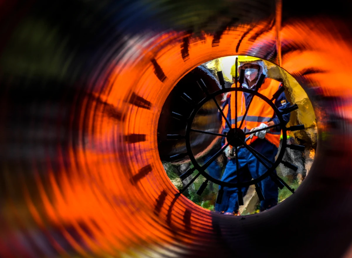 "Władze Serbii znalazły potężny ładunek wybuchowy wraz ze sprzętem potrzebnym do jego zdetonowania w krytycznej infrastrukturze gazowej łączącej Serbię z Węgrami" - poinformował premier Węgier Viktor Orban. Zwołał nadzwyczajne posiedzenie rady obrony. Materiały wybuchowe odkryto w pobliżu rurociągu Balkan Stream, który transportuje gaz ziemny z Rosji. 