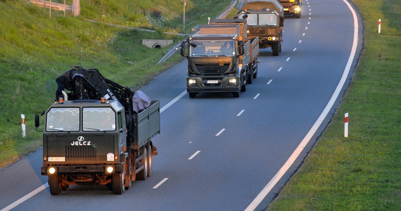 Na drogi wyjadą wojskowe pojazdy. Tego kierowcy nie mogą robić