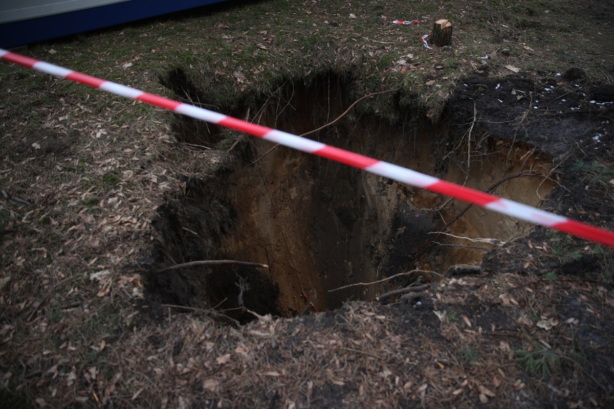 Kolejne zapadlisko w Trzebini. Dziura obok nasypu kolejowego