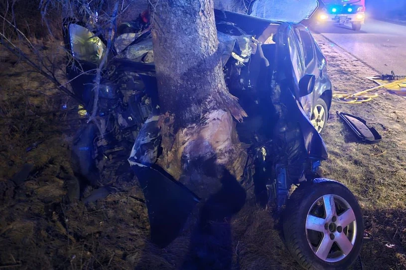 Tragedia na Pomorzu, samochód uderzył w drzewo. Za kierownicą 17-latek
