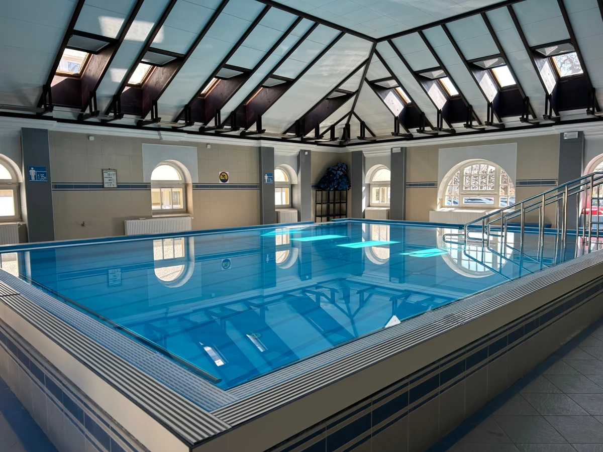 Solanka wypływająca ze Zdroju św. Wojciecha w Sopocie przyciąga kuracjuszy i pacjentów z całej Polski. Wyjątkowe właściwości tej wody, bogatej w brom, jod, potas i magnez, wykorzystywane są w nowoczesnych zabiegach rehabilitacyjnych. Lany poniedziałek to nie tylko czas tradycyjnego polewania wodą, ale także doskonała okazja, by przypomnieć o miejscach, gdzie woda ma wyjątkową moc.