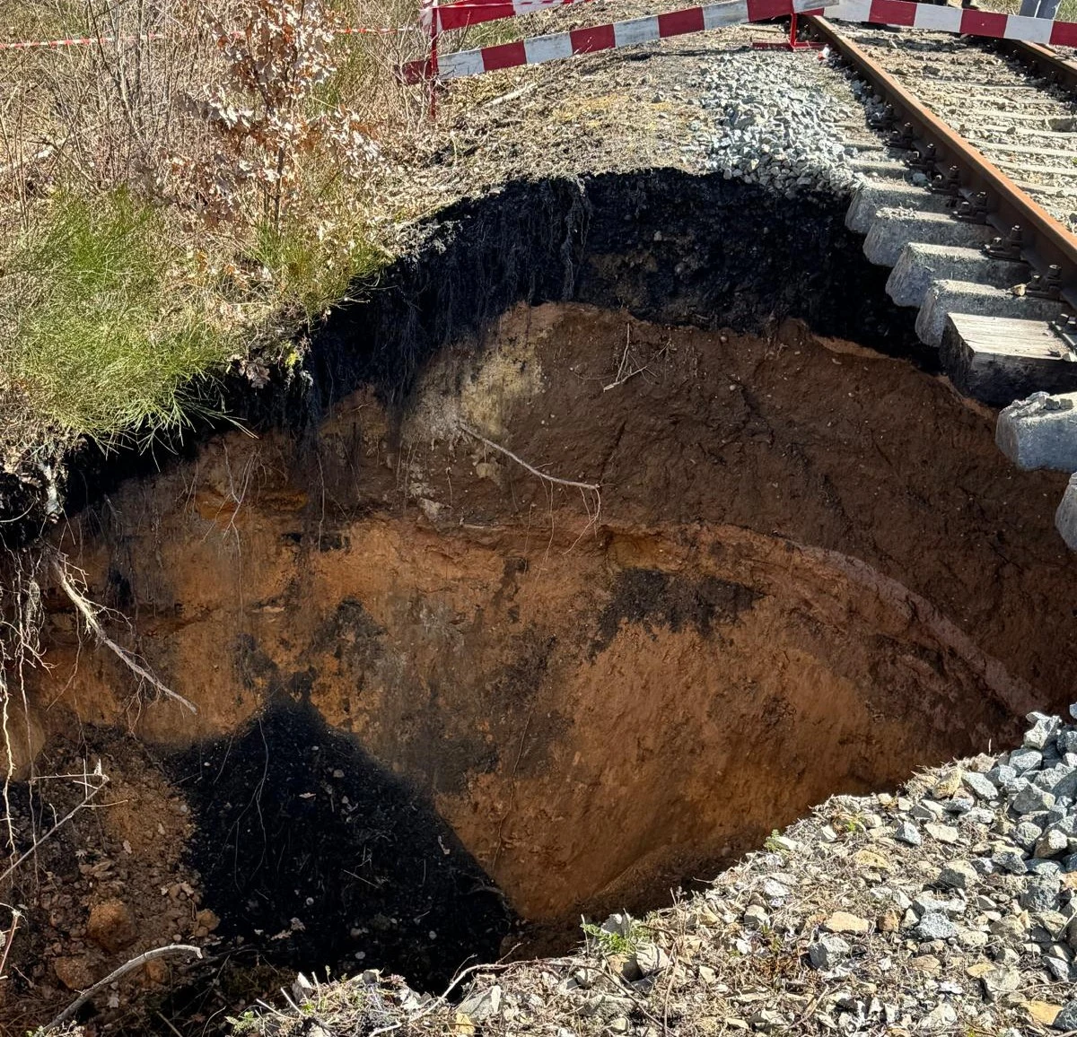Kolejne zapadlisko pojawiło się w Trzebini (Małopolskie). Powstało obok nasypu kolejowego, przy torach prowadzących do elektrowni Siersza. Jak informuje straż pożarna, dziura ma wymiary 5 na 5 metrów.