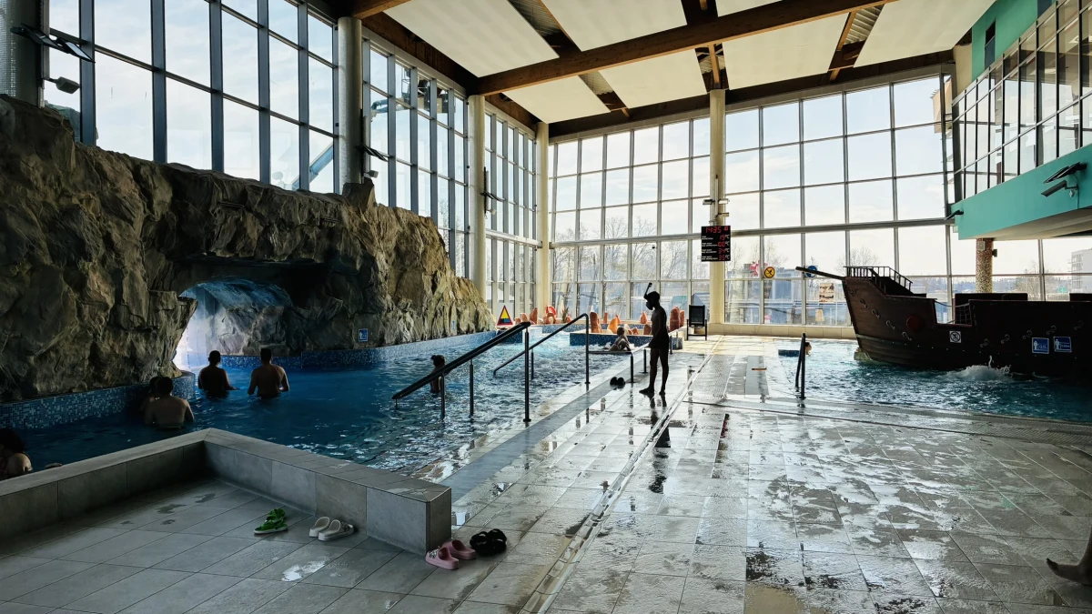 Głęboko pod ziemią, kryje się prawdziwy skarb natury Uniejowa-Zdrój w Łódzkiem. To wyjątkowa woda geotermalna o temperaturze aż 68 stopni Celsjusza i niezwykle bogatym składzie mineralnym. Jej zastosowanie w profilaktyce zdrowotnej i kosmetyce doceniają zarówno lekarze, jak i kuracjusze.