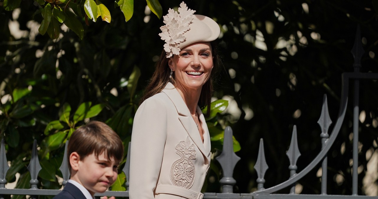 Stylizacja księżnej Kate przyciągnęła uwagę. Sukienka Self-Portrait i perły królowej