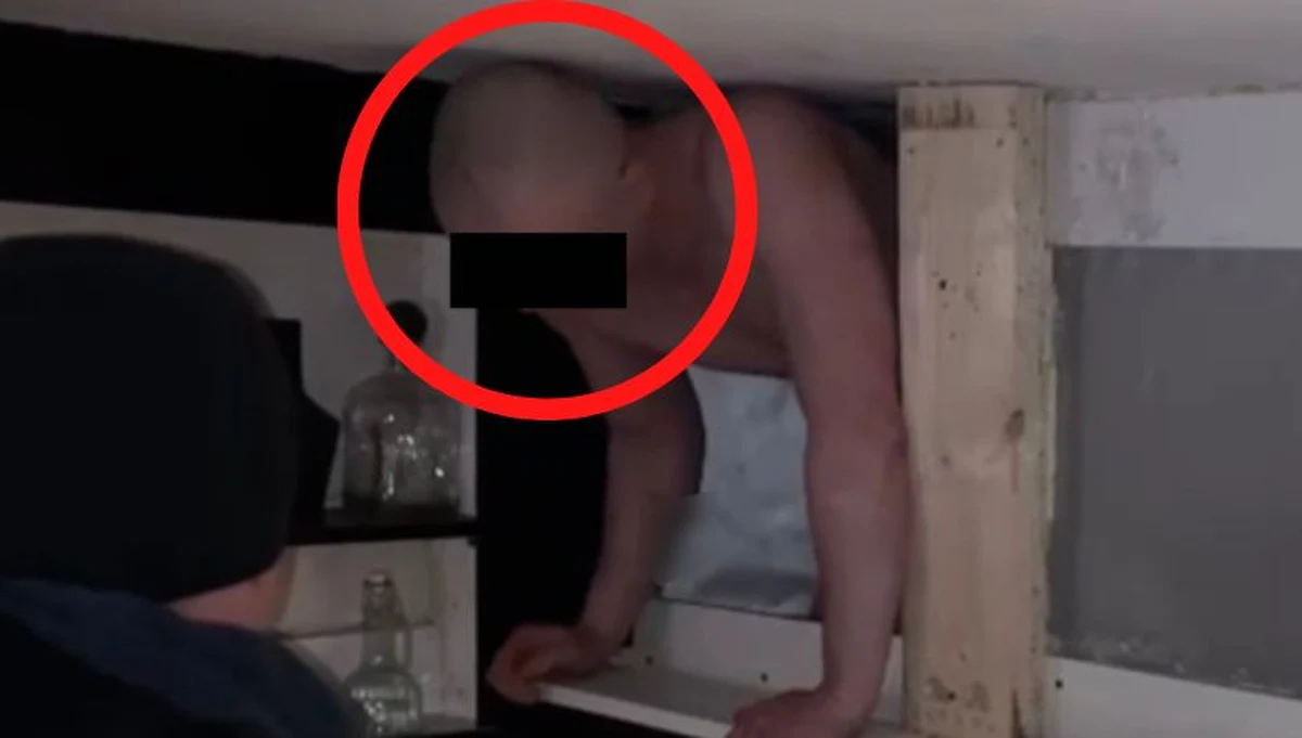 Poszukiwany listem gończym, 42-letni mieszkaniec Otwocka ukrył się przed policją w zamaskowanym schowku pod sufitem. Stołeczni funkcjonariusze ustalili adres pod którym może przebywać. Podczas przeszukania mieszkania natrafili na nietypową kryjówkę i zatrzymali mężczyznę. 