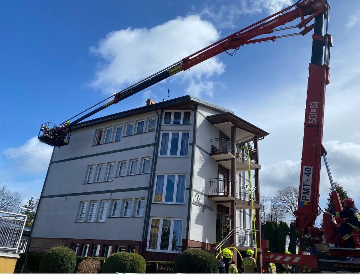 Pożar pensjonatu na Pomorzu. Zapaliło się poddasze budynku