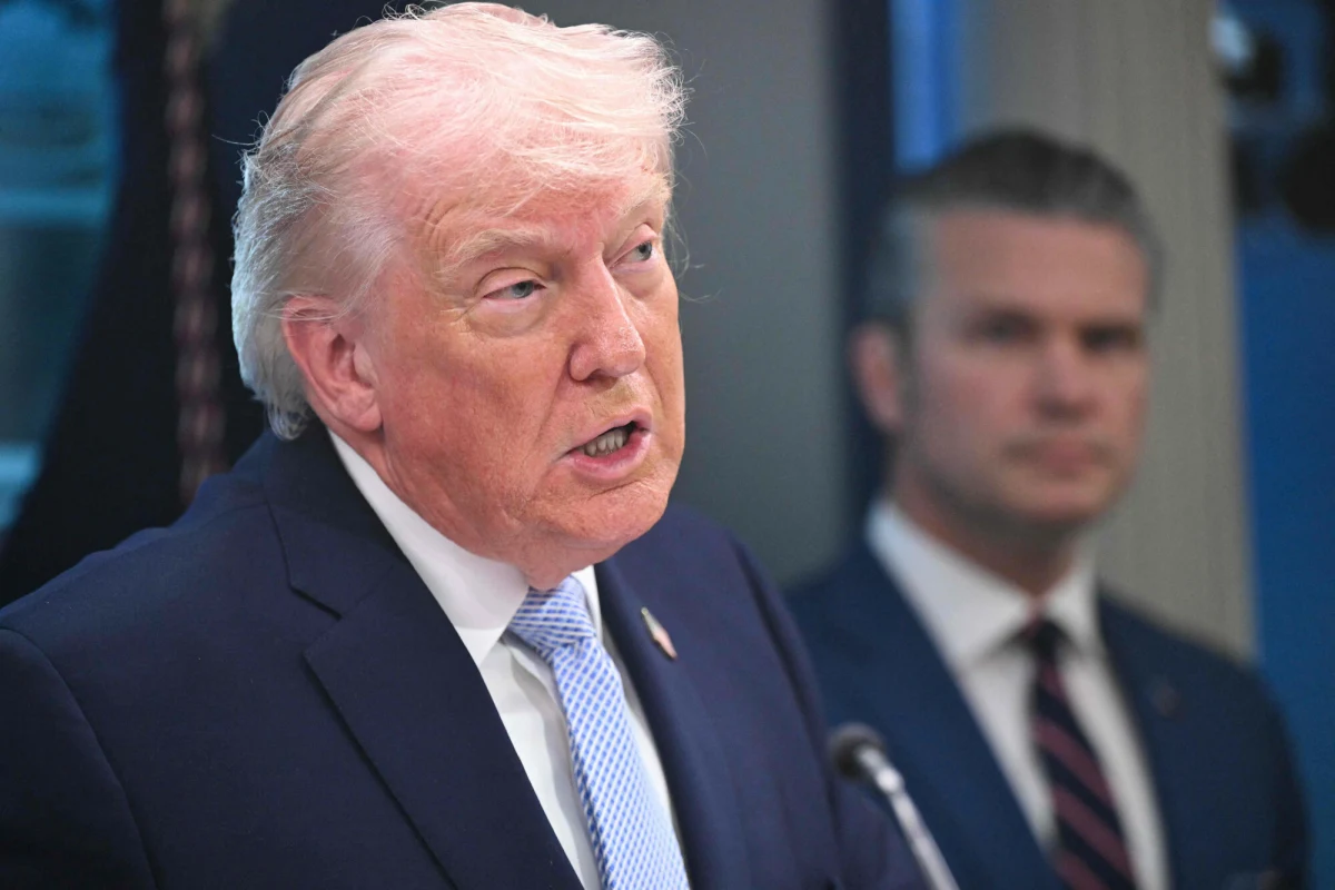 "Cały kraj może być zniszczony w jedną noc, a ta noc może być jutro" - zagroził Iranowi Donald Trump podczas poniedziałkowej konferencji prasowej. Prezydent USA mówił, że jeśli Iran nie zawrze porozumienia w wyznaczonym przez niego terminie - do wieczora we wtorek - nie będzie miał elektrowni, mostów i powróci do "epoki kamienia". Amerykański przywódca stwierdził też, że "Putin nie boi się NATO". "Boi się nas, bardzo się nas boi. Tłumaczył mi to wiele razy" - mówił prezydent USA.