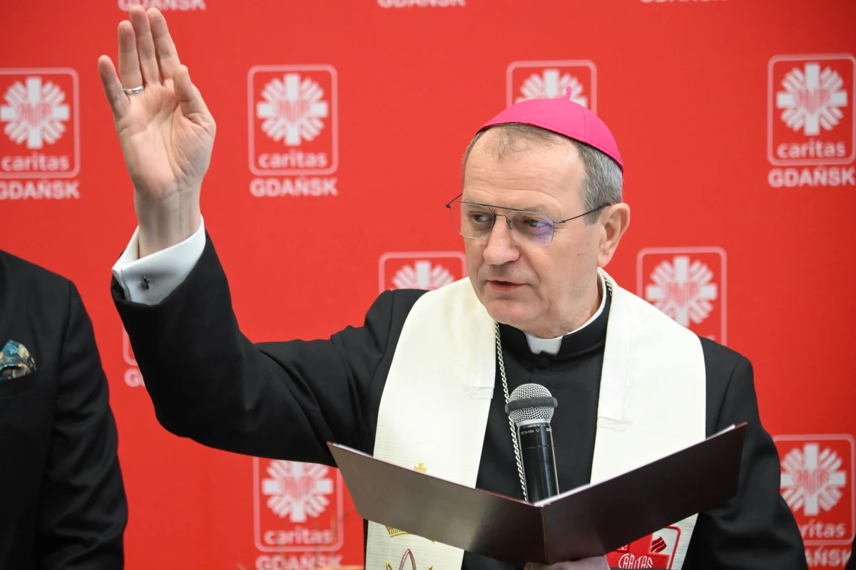 "Istnieją obawy, że wojna dotrze do Polski, co jest zrozumiałe" – przyznał w rozmowie z PAP przewodniczący Konferencji Episkopatu Polski abp Tadeusz Wojda. Jak poinformował, Kościół we współpracy z resortami obrony i spraw wewnętrznych przygotowuje się na różne sytuacje kryzysowe. "Nie stoimy biernie, czekając na rozwój wydarzeń" – zadeklarował hierarcha.