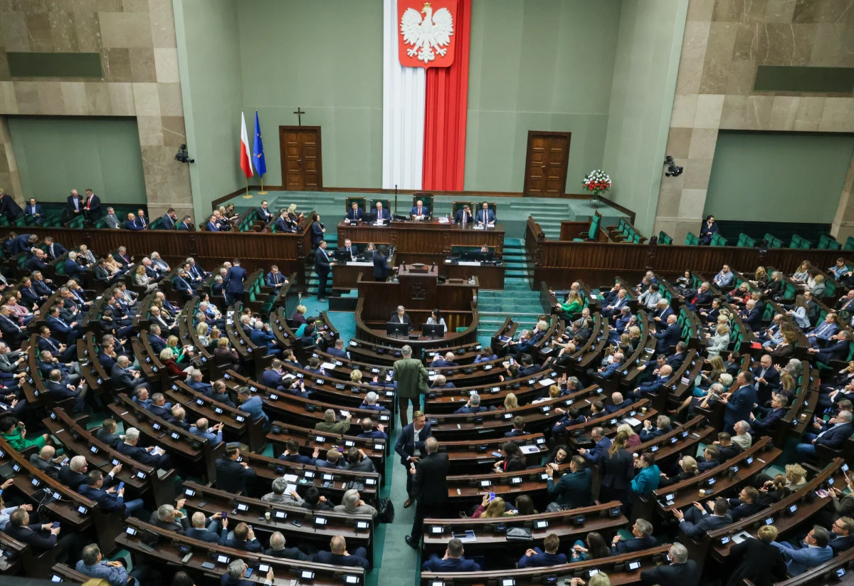 Dochód w wysokości średnio ponad 400 tysięcy złotych miesięcznie notują restauracje sejmowe, z których korzystają parlamentarzyści - wynika z danych, do których dotarł dziennikarz RMF FM Kacper Wróblewski. Przyglądając się statystykom, można wyczytać, że posłowie zostawiają mniej pieniędzy w lokalach po tym, jak marszałek Włodzimierz Czarzasty wprowadził zakaz sprzedaży alkoholu. 