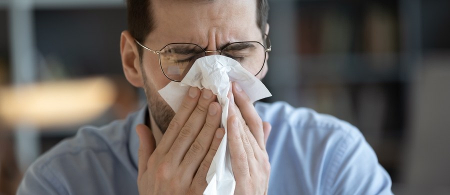 Katar, zatkany nos, kichanie i łzawiące oczy. Wielu Polaków nadal bierze te objawy za zwykłe przeziębienie, a tymczasem winowajcą często okazuje się alergia. Sezon pylenia w Polsce wystartował już zimą, a problem coraz częściej dotyczy nie tylko dzieci, ale także dorosłych, którzy nigdy wcześniej nie mieli podobnych dolegliwości. Jak wynika z danych m.in. Światowej Organizacji Zdrowia (WHO) oraz instytucji monitorujących zdrowie publiczne, objawy alergii mogą dotyczyć nawet co trzeciej osoby na świecie i ten wskaźnik ciągle rośnie. 