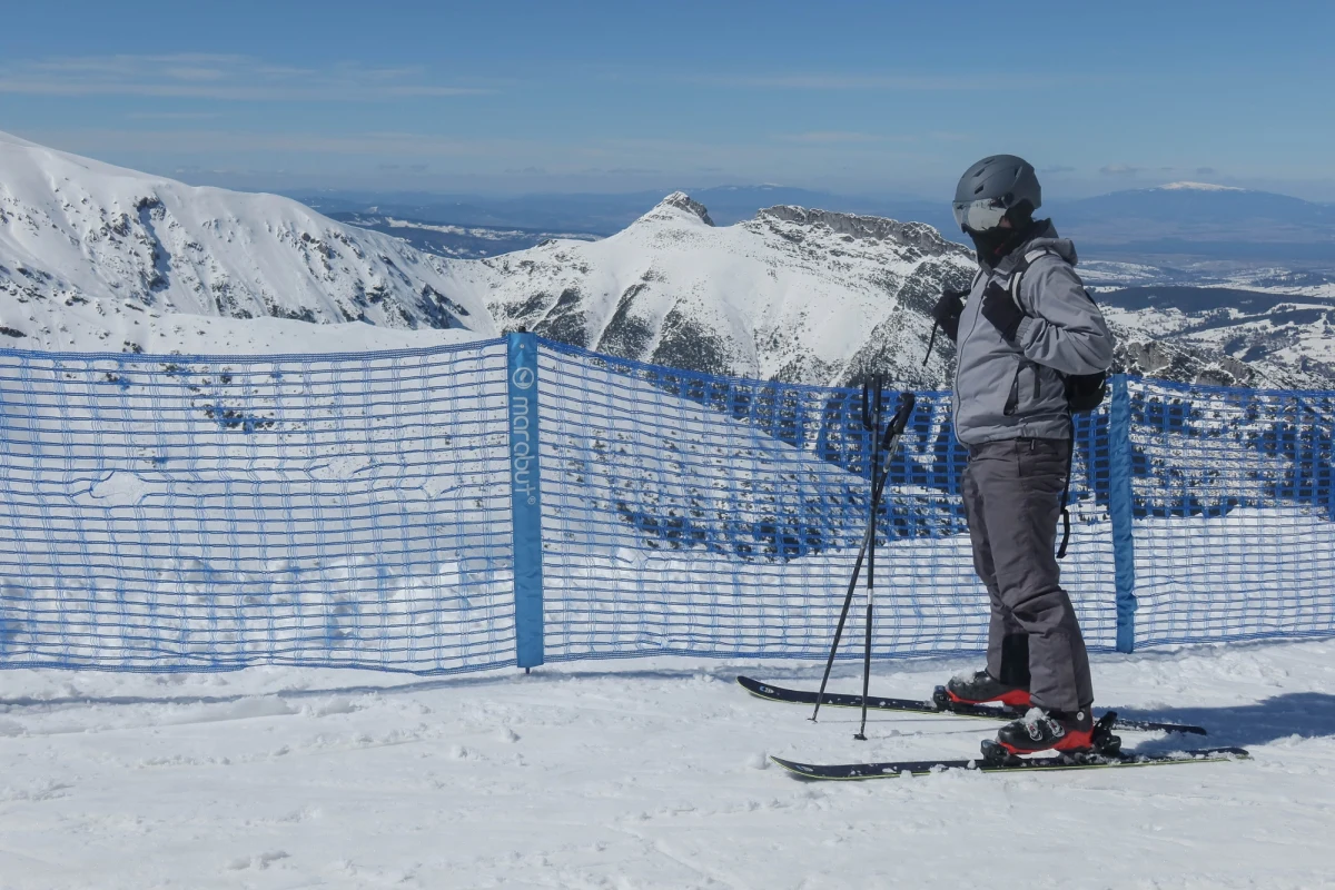 Pokrywa śnieżna w Tatrach stopniowo się zmniejsza, a zagrożenie lawinowe maleje. Mimo to służby górskie ostrzegają przed trudnymi warunkami, zwłaszcza w wyższych partiach gór. Sprawdź, gdzie wciąż trzeba zachować szczególną ostrożność.