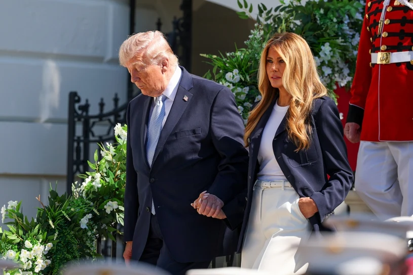 Melania Trump wyszła na ukwiecone schody i zachwyciła. To przyciąga uwagę