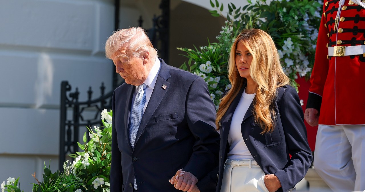 Melania Trump wyszła na ukwiecone schody i zachwyciła. To przyciąga uwagę