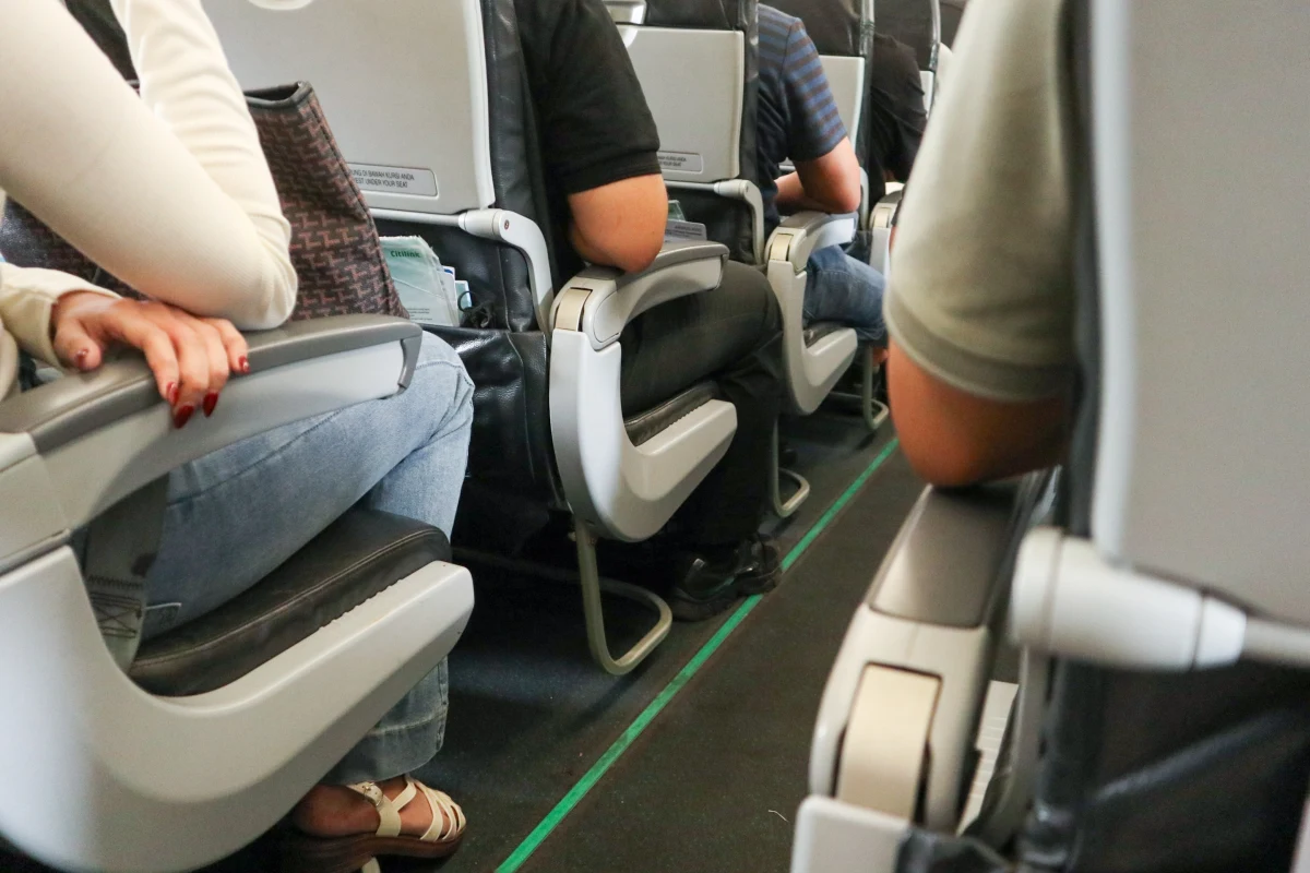 Wakacje to czas relaksu i odpoczynku, ale zanim dotrzemy do wymarzonego celu, często czeka nas podróż samolotem. Wybór miejsca na pokładzie bywa bagatelizowany, a to właśnie on może mieć ogromny wpływ na komfort podróży. Okazuje się, że niektóre miejsca mogą zamienić lot w prawdziwą udrękę.