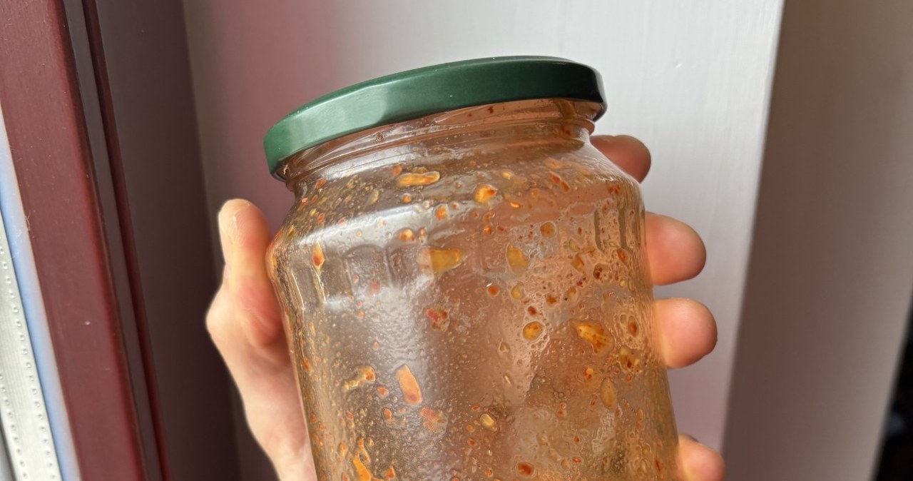 Słoiki po jedzeniu wyrzucaj w ten sposób. Pracownicy sortowni apelują