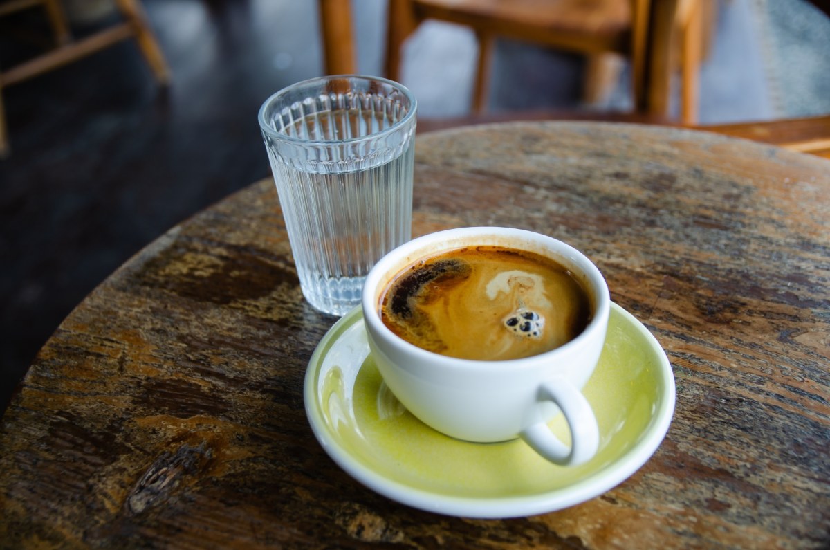 Dlaczego w najlepszych kawiarniach zawsze dostaniesz wodę do kawy? Odpowiedź zaskakuje