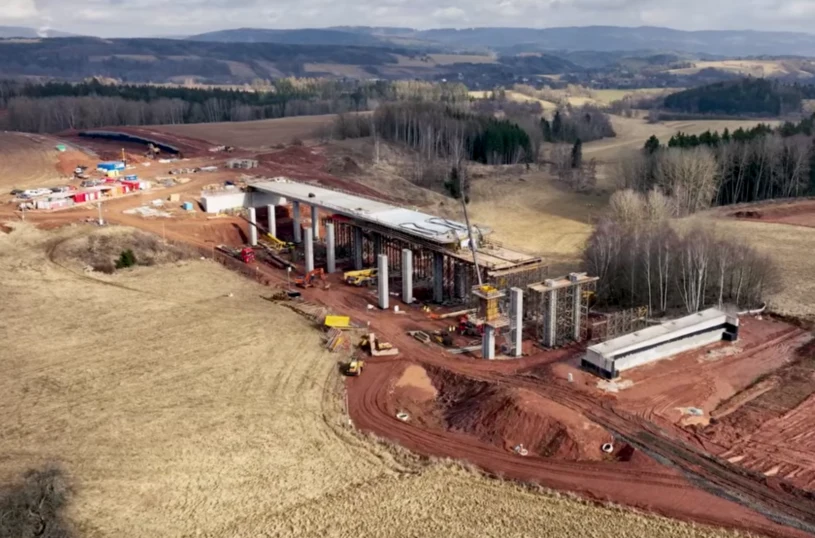 Czesi budują autostradę D11 do Polski. Internauci: "Nie powstanie na czas"