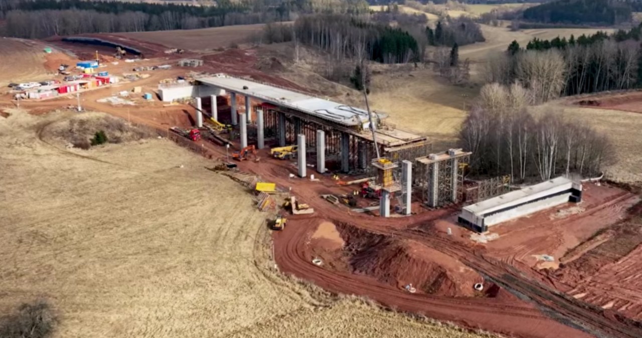 Czesi budują autostradę D11 do Polski. Internauci: "Nie powstanie na czas"