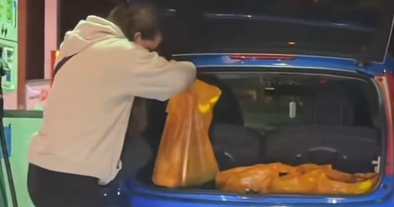 Kobieta "zatankowała" do siatek i wrzuciła je do bagażnika. Nagranie hitem