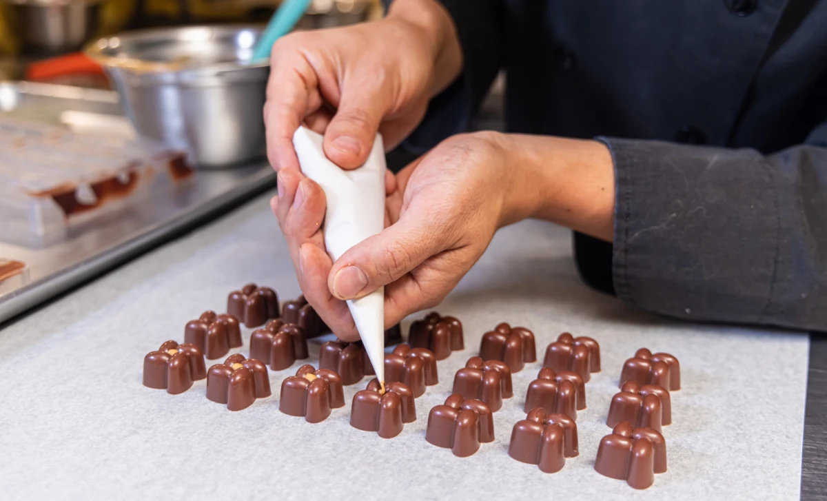 Czekolada może być silnym magnesem na turystów. Choć bezsprzecznie kojarzy się ona z takimi miastami jak Paryż czy Bruksela, są także inne europejskie metropolie, które kuszą swoją słodką ofertą. Na dodatek często mają silniejsze, czekoladowe korzenie, a mimo to odwiedza je mniej turystów. Wśród takich miast można wyróżnić także jedno polskie.