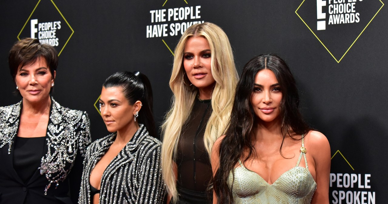 Pastelowe święta Kardashianów. Kris Jenner w falbanach, Khloé w groszkach