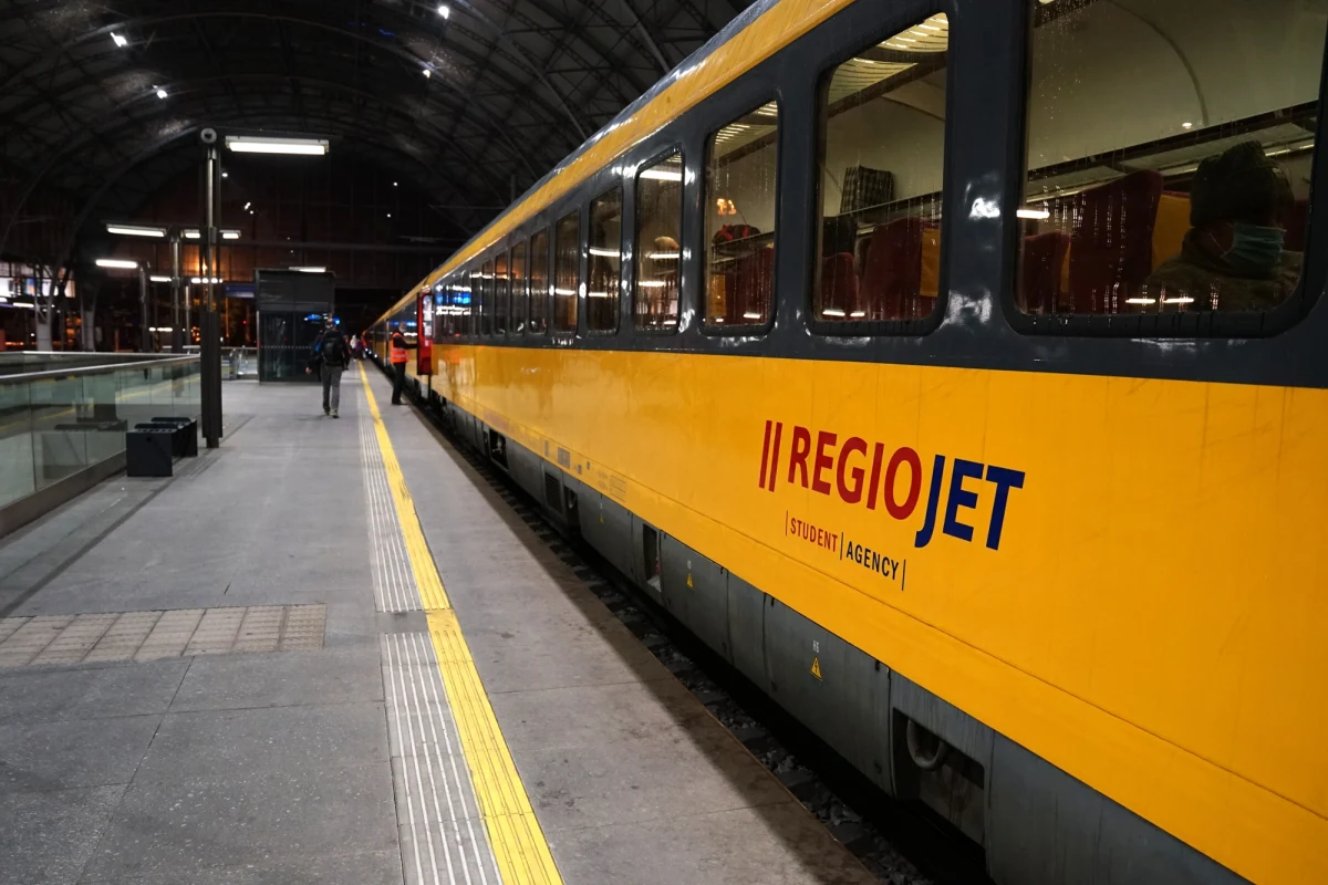 RegioJet - największy prywatny przewoźnik kolejowy w Europie Środkowej, znalazł się w centrum uwagi Urzędu Transportu Kolejowego. Firma nie uruchomiła w 2025 roku 23 zaplanowanych połączeń, czym – zdaniem UTK – naruszyła zbiorowe interesy pasażerów. Przewoźnikowi grozi teraz kara finansowa sięgająca 2 procent rocznego przychodu.