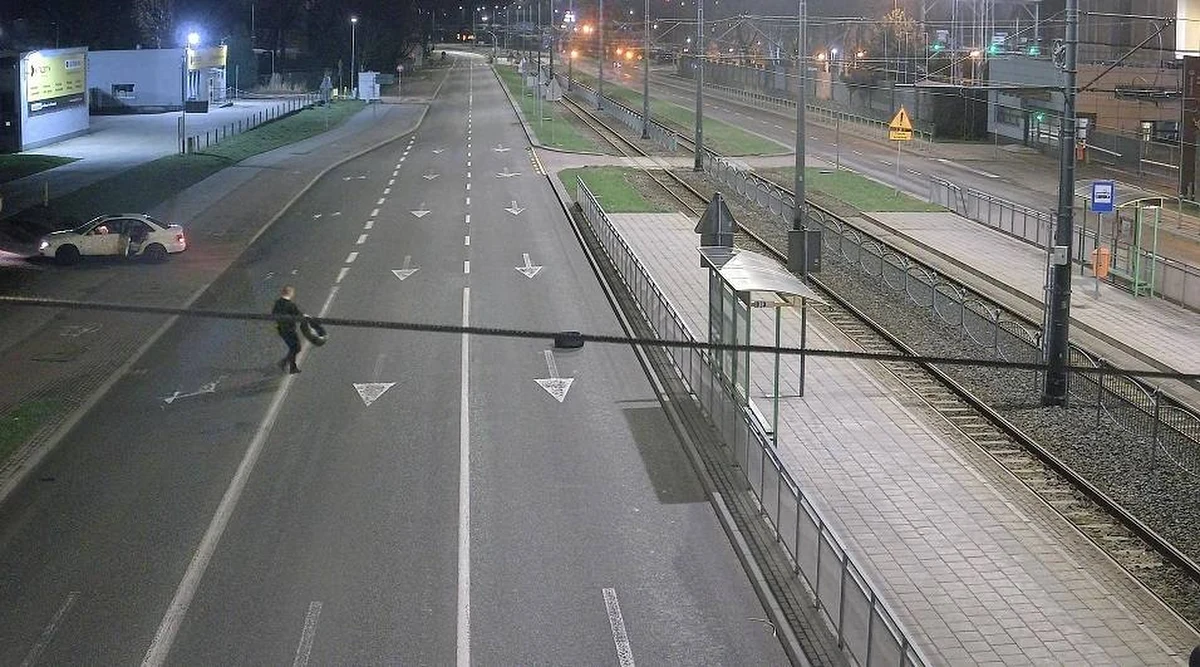 Noc z 5 na 6 kwietnia mogła zakończyć się tragicznie. Na ulicy Browarnej w Elblągu (woj. warmińsko-mazurskie) nieznany mężczyzna celowo rozkładał opony na jezdni, stwarzając śmiertelne zagrożenie dla kierowców. Policja apeluje o pomoc w ustaleniu tożsamości mężczyzny, który swoim zachowaniem naraził życie innych. Rozpoznajesz go?