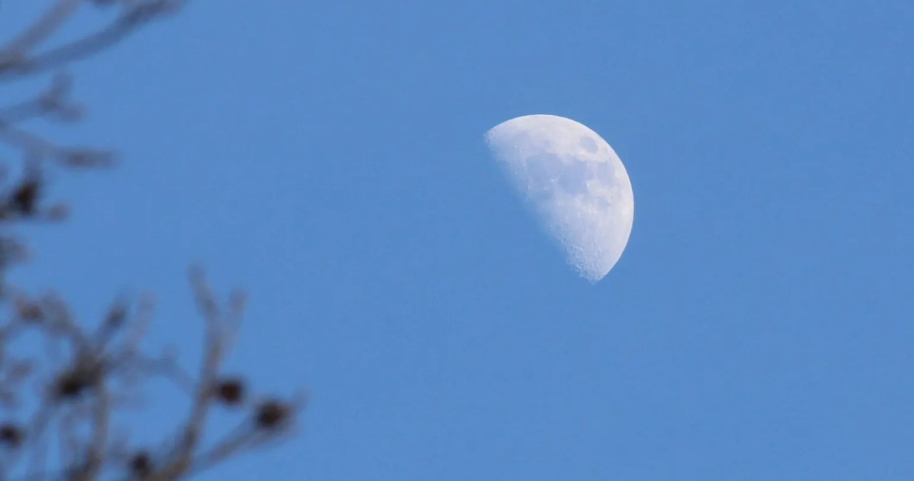 NASA uczy, jak zrobić telefonem dobre zdjęcie Księżyca