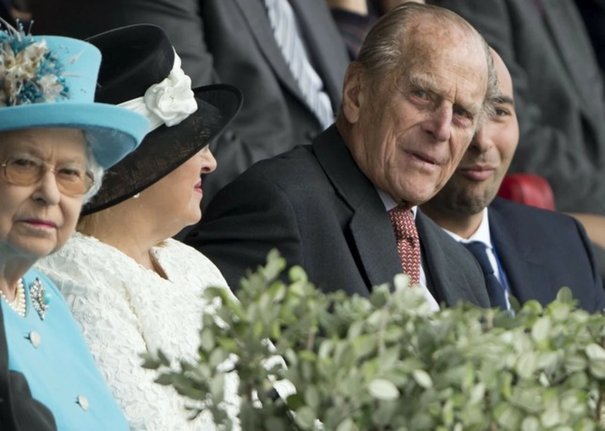 Noc przed śmiercią książę Filip wymknął się pielęgniarkom, by ostatni raz napić się piwa w Zamku Windsor - nowa biografia odsłania nieznane dotąd szczegóły z ostatnich lat życia męża królowej Elżbiety II i jej samej. Książę Filip zmarł dokładnie pięć lat temu, 9 kwietnia 2021 roku. Żona przeżyła go o blisko 1,5 roku - zmarła 22 września 2022 roku. Ich małżeństwo trwało 73 lata, ale czy były to lata spędzone wspólnie?