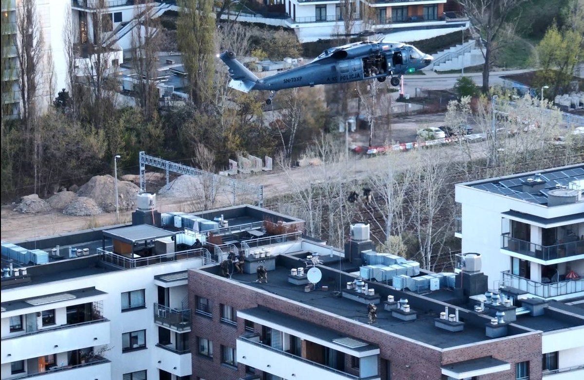 Ciemny śmigłowiec nad Warszawą, kontrterroryści na dachu. Wielka akcja policji