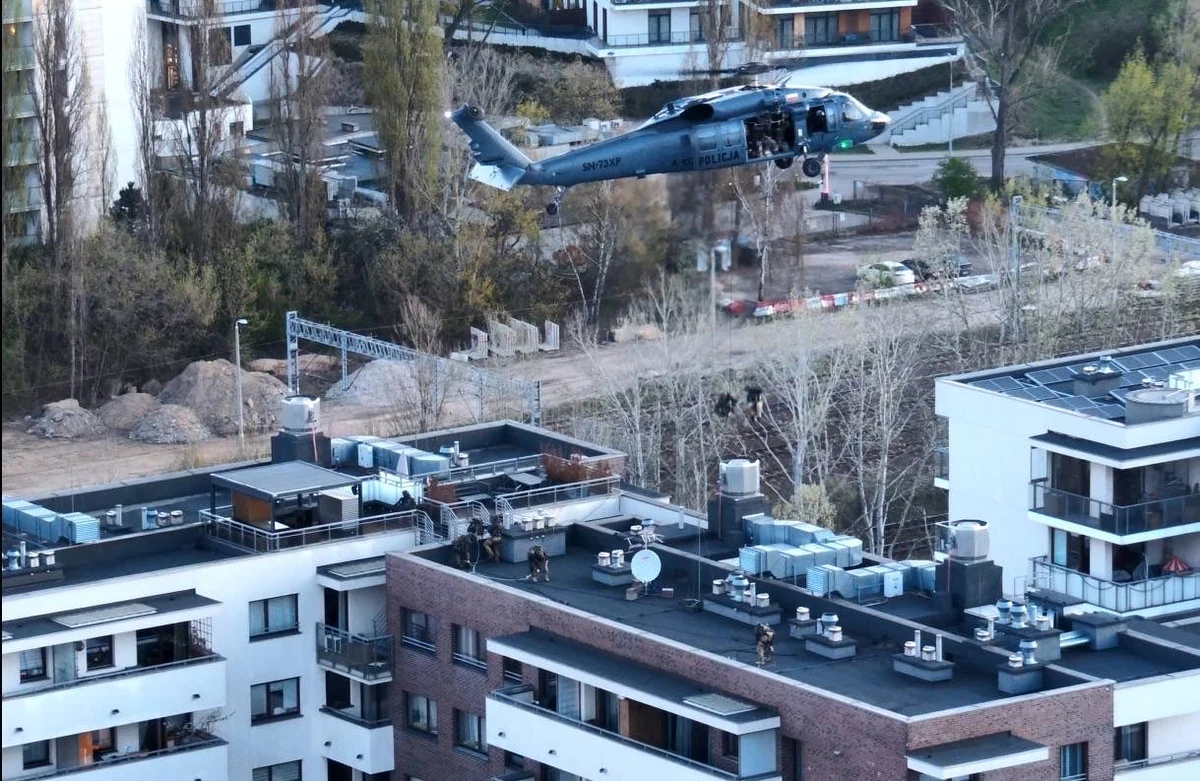 Łącznie jedenaście osób zostało zatrzymanych w ramach wielkiej policyjnej akcji, której częścią była spektakularna operacja z udziałem śmigłowca Black Hawk i oddziałów kontrterrorystycznych w Warszawie. Służby uderzyły w grupę produkującą anaboliki i suplementy dla sportowców.