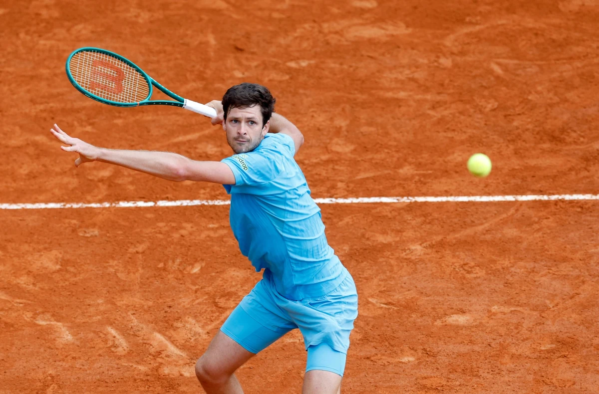 ​Hubert Hurkacz przełamał się po siedmiu porażkach z rzędu i awansował do drugiej rundy turnieju ATP Masters 1000 na kortach ziemnych w Monte Carlo. Polski tenisista wygrał z rozstawionym z numerem 15. Włochem Luciano Darderim 7:6 (7-4), 5:7, 6:1.