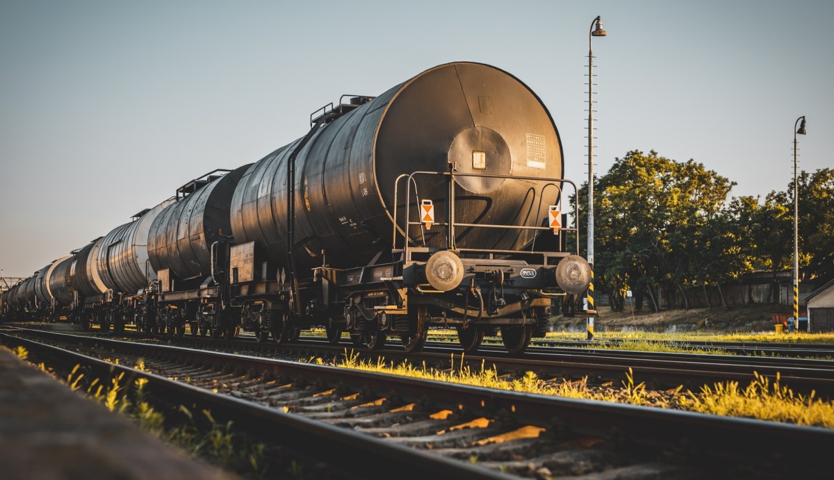 Ruch pociągów wstrzymany. Wykoleiła się cysterna z amoniakiem