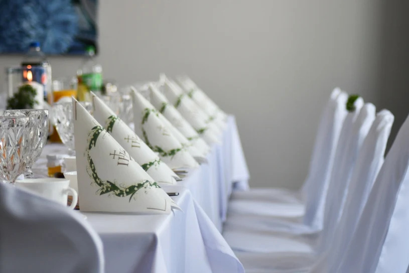 Polacy wydają na komunie tysiące złotych. Te dwie atrakcje to już standard