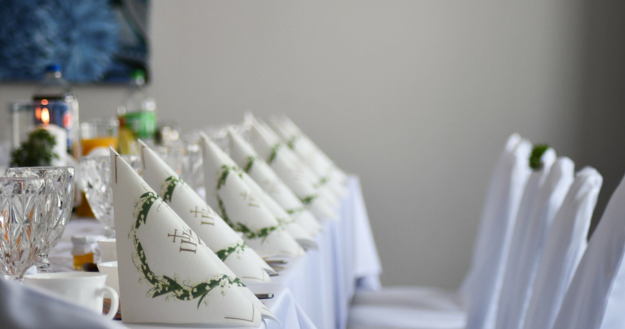 Polacy wydają na komunie tysiące złotych. Te dwie atrakcje to już standard