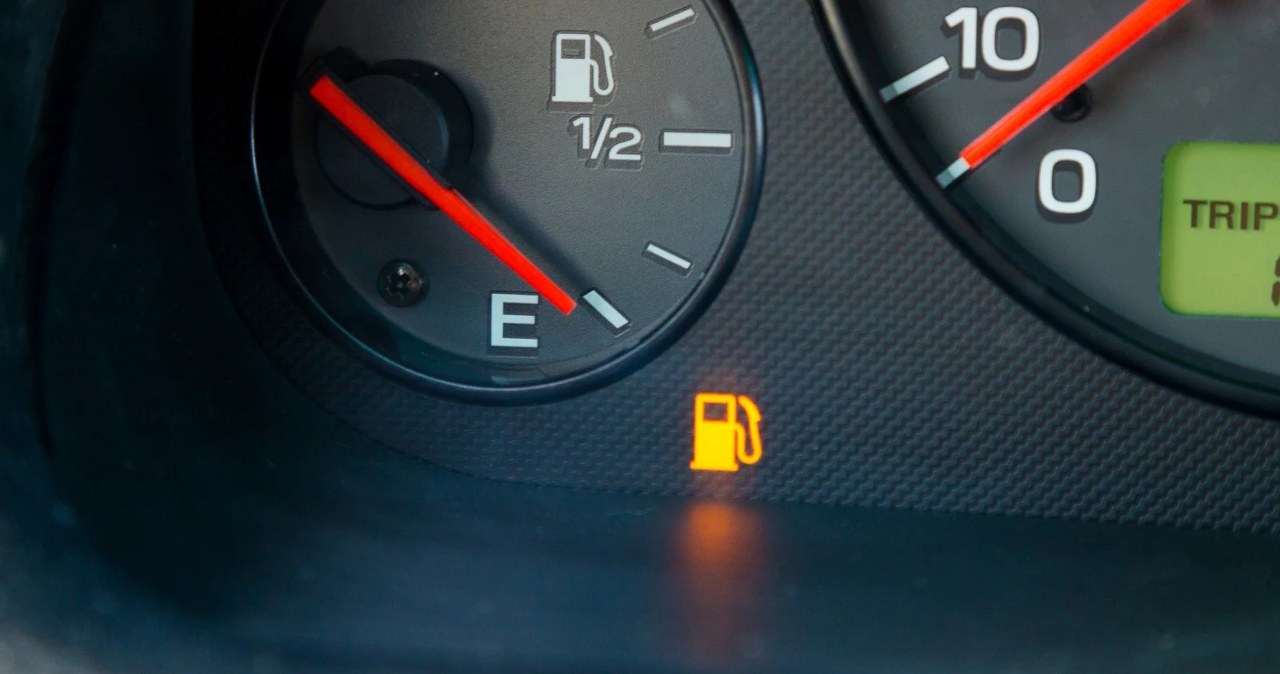 Ile kilometrów można przejechać na rezerwie? Nie ryzykuj, bo dostaniesz mandat