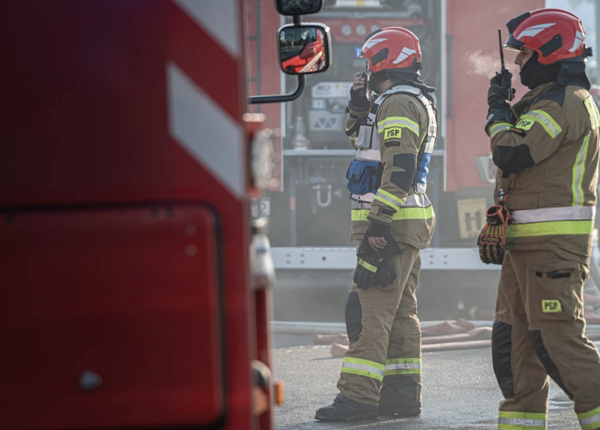 ​Na terenie jednej z firm przy ul. Toruńskiej w Bydgoszczy wybuchł pożar. Płonie kilkadziesiąt butli z gazem technicznym - informuje reporter RMF FM Stanisław Pawłowski. Sytuacja jest bardzo poważna. Na miejscu pracuje ponad 150 strażaków, a akcja gaśnicza może potrwać wiele godzin.