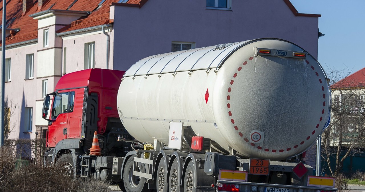 "To krok do bolesnej inflacji". Rząd obniża ceny, ekonomista przestrzega