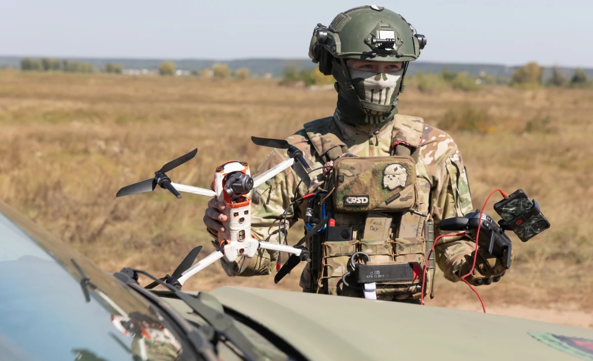 "Współpracując z ukraińskimi producentami dronów, opracowaliśmy nową, przełomową technologię w dziedzinie dronów FPV" - informuje Serhij Sternenko, jeden z najskuteczniejszych aktywistów wspierających ukraińską armię. Innowacja ma sprawić, że Rosjanie będą ponosić jeszcze większe straty na froncie.